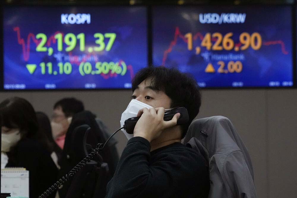 Asian stocks fall ahead of US inflation update