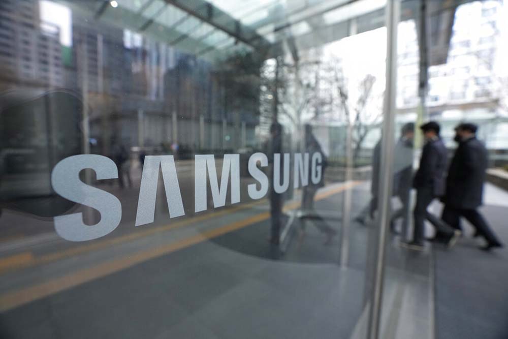 Samsung&#8217;s profit plummets amid global economic woes