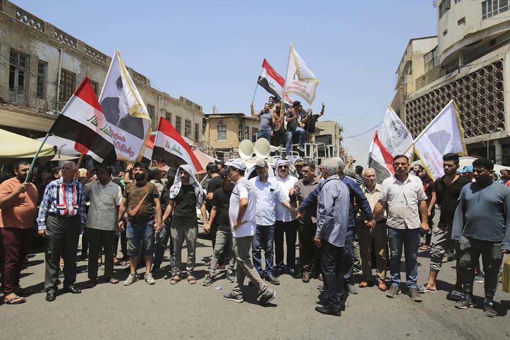 Bank owners, citizens protest deterioration of dinar following US ban on Iraqi banks