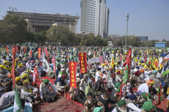 Farmers protest in New Delhi demanding new legislation for minimum crop prices