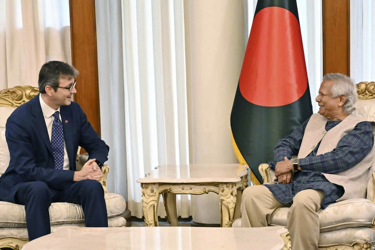 A US delegation talks with Bangladesh's interim leader about the economy