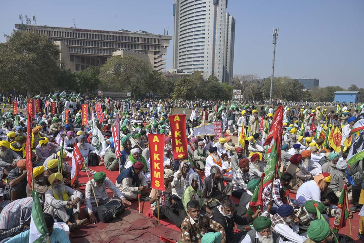 Farmers protest in New Delhi demanding new legislation for minimum crop prices