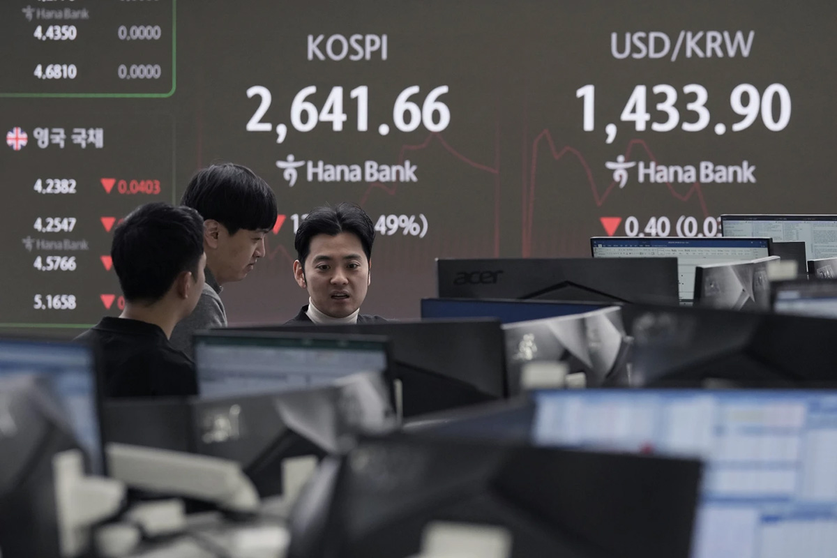 Asian shares mixed after US stocks tumble on worries over tariffs